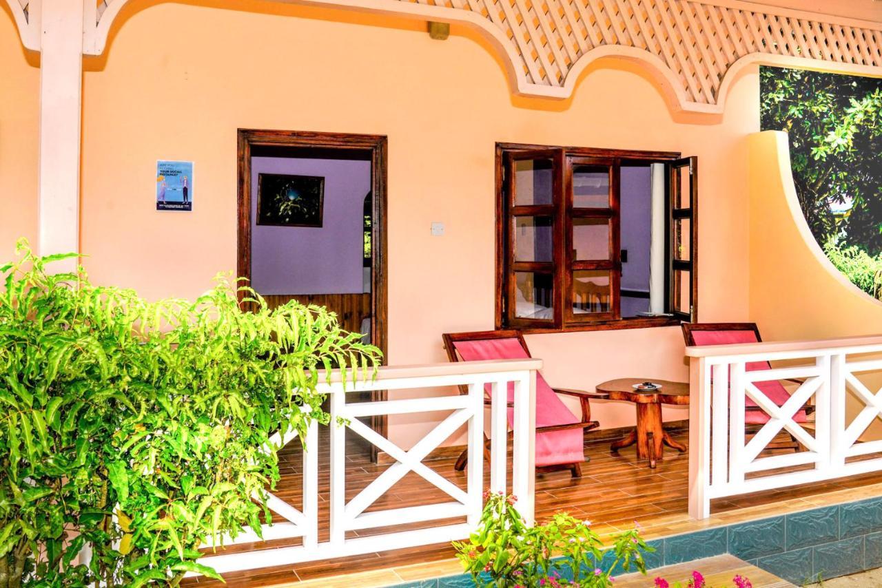 Bernique Guesthouse La Digue Bagian luar foto